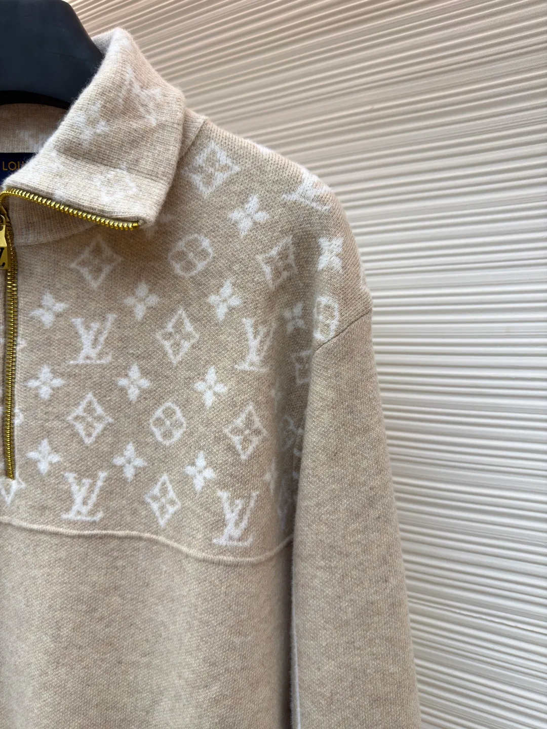 LOUIS VUITTON SKI ski series printed sweater ●Original version: purchased and developed for 16999 ●Item number: 1681590-B70 ●Fabric: wool blended fabric ●Technology: printing production ●Color: camel ●Version: fitted version ●Weight: about 660 grams ●Size: XS-S-M-L ●Description: This beige half-zip turtleneck sweater is made of high-quality wool blend fabric, which has a soft and delicate feel, excellent warmth retention and breathability. The classic half-high collar design and metal zipper are both warm and neat. The zipper adopts precision electroplating technology, which makes the color uniform, smooth and durable. The classic presbyopia pattern on the chest and shoulders adopts fine jacquard technology. The pattern is three-dimensional and clear, highlighting the brand recognition. The body has a form-fitting silhouette and a smooth cut for comfort and freedom of movement. The cuffs and hem are ribbed to fit tightly around the wrist and waist to prevent cold wind from entering. In the production process, multiple combing and washing processes are used to make the fabric softer and skin-friendly while maintaining a stable pattern. The stitching is even and firm, and the details are meticulously handled, reflecting the brand's strict control over quality. The overall design is simple and elegant, with exquisite details. From fabrics to hardware accessories, it reflects the pursuit of quality. It is an ideal choice for daily wear in autumn and winter. The overall wiring is straight and delicate, the fabric is comfortable and soft, and the color is consistent without color difference. It can be matched with the same style to create a fashionable look and control various occasions. Customized accessories, complete with three standards, same style for men and women!